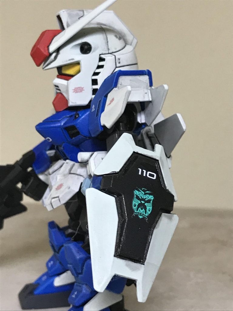 シールドは SDクロスシルエット アースリィーガンダムのシールドを使用して シールドに  HG コアガンダムⅡに 付属する ビルドダイバーズのシールを 貼りました。