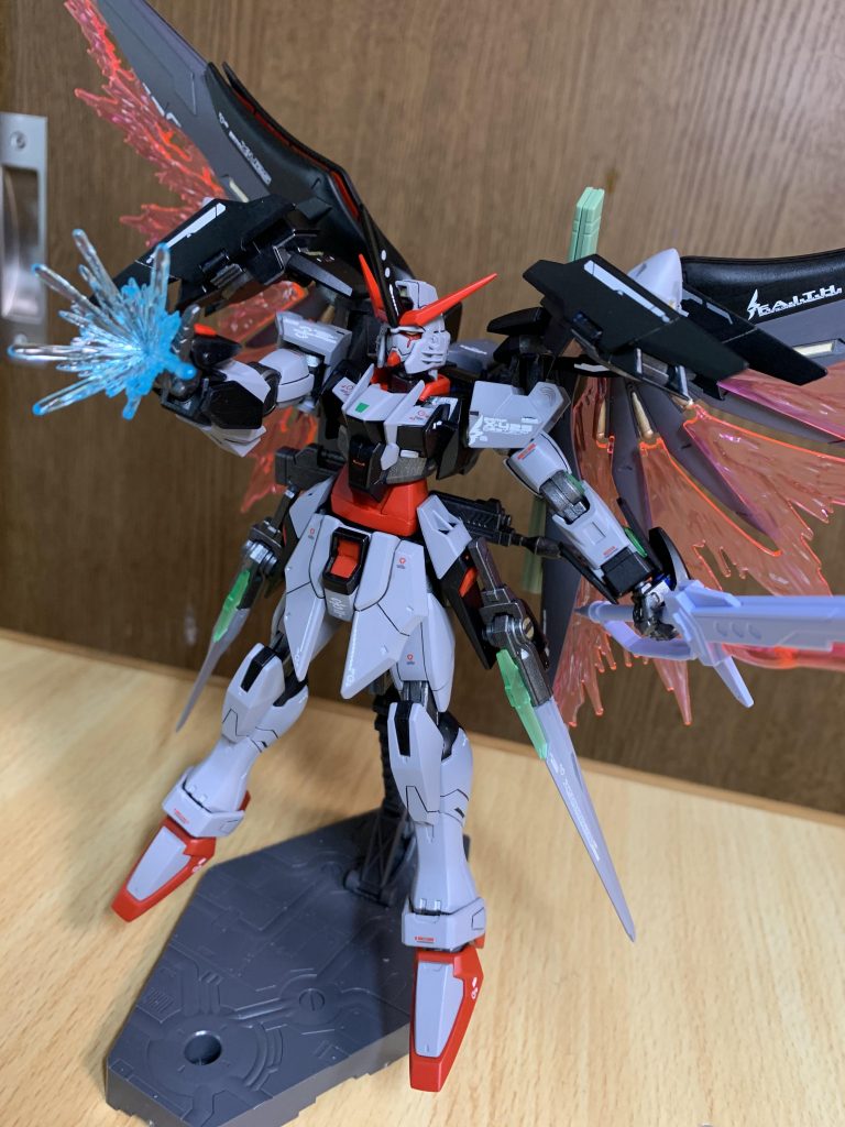 ダブルオーダイバーとディスティニーのミキシング作品になります。息子のリクエストで作成した機体で、息子の趣味が盛り込まれてます^ ^笑頭⁑ディスティニー腕⁑ダイバー(手はディスティニー)胴体⁑ダイバー腰⁑ディスティニー足⁑ディスティニーバックパック⁑ダイバーベースのディスティニーウィング搭載と言った感じになってます。