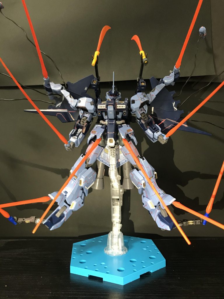 いやー迫力がすごい!ちなみにビームサーベルの場所はバックパック脚部のところ足裏スカート部手肩と、沢山です!はい!