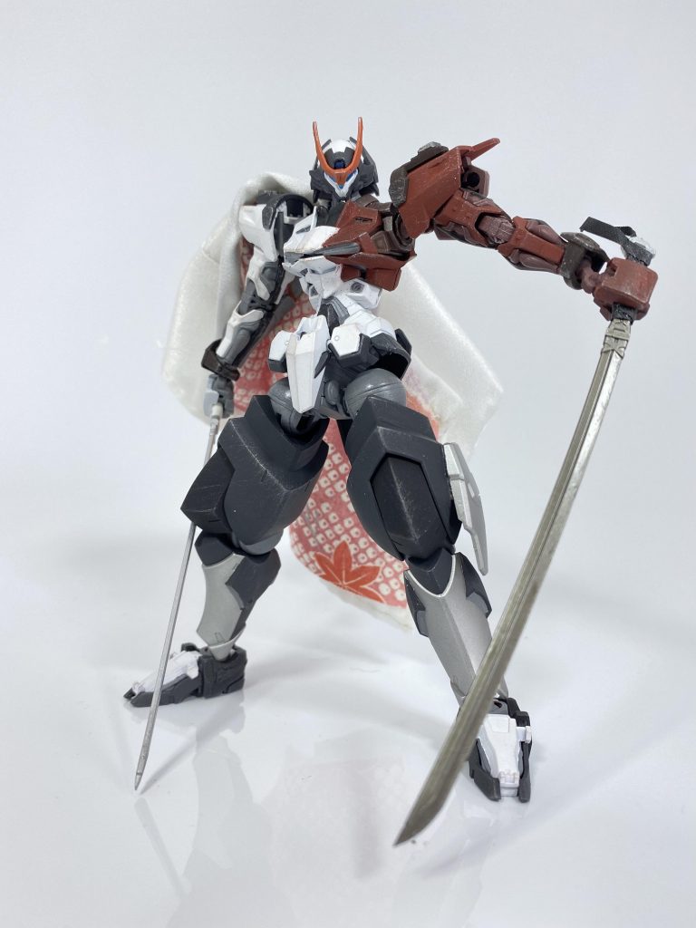 無銘[白]&無銘[黒]本機のメインにして唯一の武装となる二振りの刀。ただしこれは実在するものではなく、本機に発現した必殺技[無元の剣製]により投影された刀である。この無元の剣製はクラフター系スキルの多いE.SRの性質を反映したものとなっており、常時仮想展開された固有領域にそれまで製作した全ての刀の記録を保管しておき、必要に応じて刀をフィールドに落とす形で投影するというもの。純戦闘系の必殺技と比べると爆発力にかけるものの、使い勝手は非常によい。なお、この二振りの無銘はそれまでに製作したすべての刀の平均値となる能力を持った簡易戦闘用の汎用刀であり、銘をつけない理由は本人曰く「阿呆う、一戦限りの刀に銘なんざいれるかよ」とのことである。