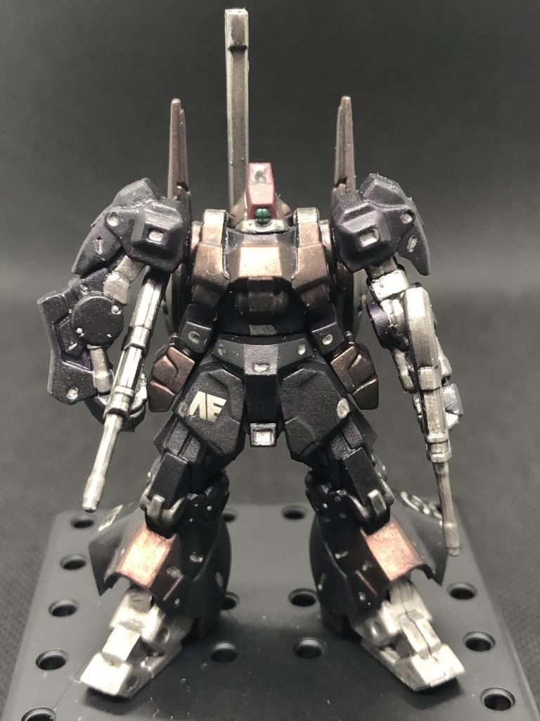 正面から。今回は黒紫で塗装しましたが、、黒ですね。なお、別で、クワトロ機とロベルト機も作成しましたので、御覧ください。