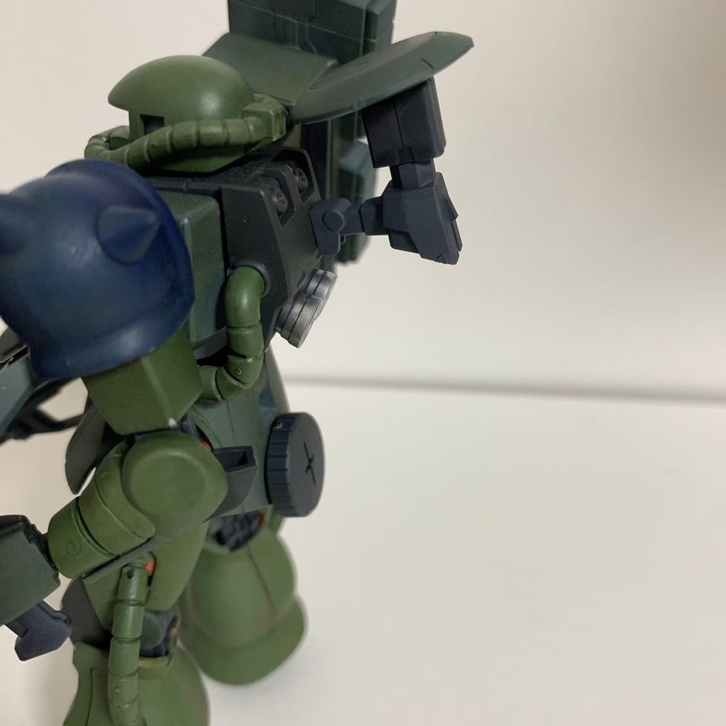 射撃機体ということで背中にレドームを追加してみました。(ミサイルランチャーのおまけで付いてきたのでついでです笑)バーニアノズルはシルバーで塗装しています。