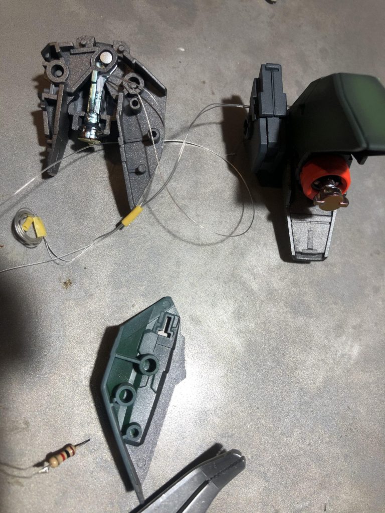 GNバーニアは穴あけした所に通線するのが大変でした。💦