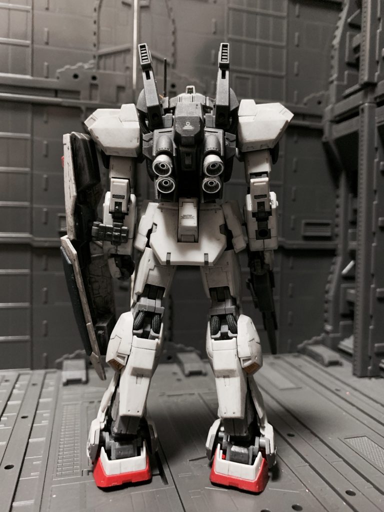 バックショット。いつも通りバーニアノズルはシルバー塗装しています。脚部のケーブルがメッシュ素材で驚きました。