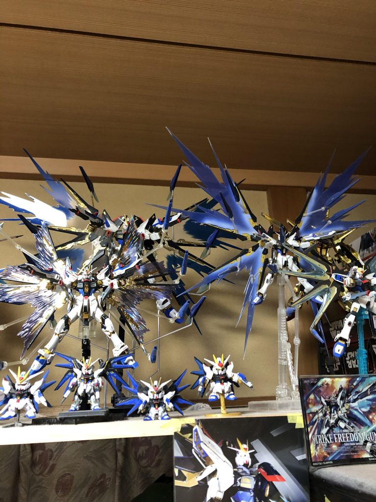 最後に僕のストフリ軍団集合で1枚😊 全ガンダムタイプでストフリが一番好きな機体です。 話は変わりますが 奥のMGストフリの光の翼は、よく行くブックオフで用途不明のジャンク扱いのパッケージ無しで1,500で購入しましたがこれは一体何者なのでしょうか?見た瞬間ピンと来たので購入しMGストフリに付けたらピッタリ合ったので歓喜したのですが、もしかしたら購入してはいけない版権無視の物なのでしょうか?自分でも調べてますが、中々出て来ません。分かる方がいらっしゃるなら教えて下さい。お願いします。 後、最後まで見てくれてありがとうございました😊