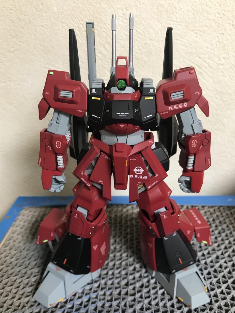 正面画像だとあまり気になりませんが、デカールがピンク色になっちゃいました。