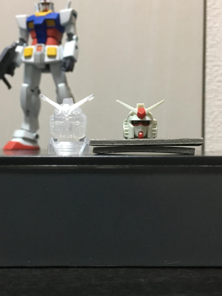 左が今回使用したガンダムヘッドで、右がキットの頭です。サイズは違うんですが、顔の雰囲気が変わらなかったのでこちらを使用しました。リバイブ前の顔はイメージが違うので、こちらがあってよかったです。