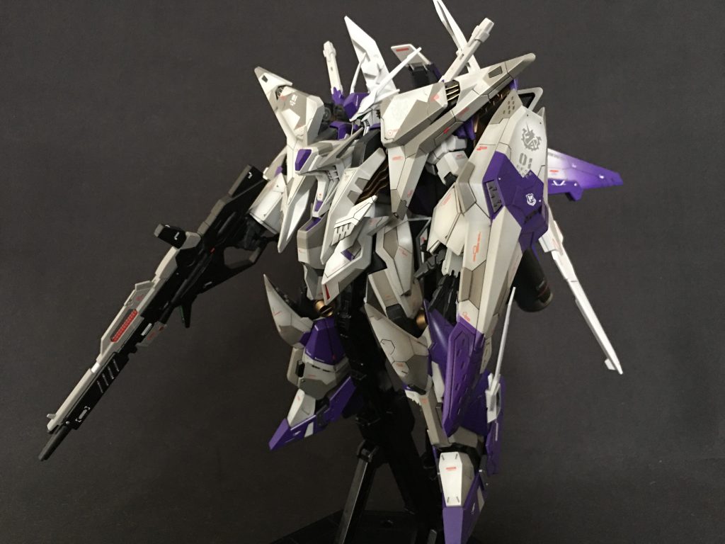 背部にMGHi-νガンダムHWSのメガシールドを装備させてみました。盾として使用するのではなく、緊急展開ブースター的な装備で戦闘時にはパージされるイメージです😁