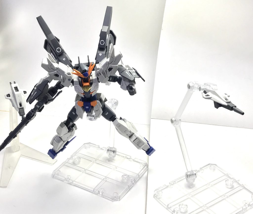 マニファービット。両肩に搭載されたオールレンジ兵装であり、単機での十字砲火や簡易的なシールドビットとしての活用も可能であるなど、多様な使い方が可能な、コアガンダム系列を象徴するような装備である。