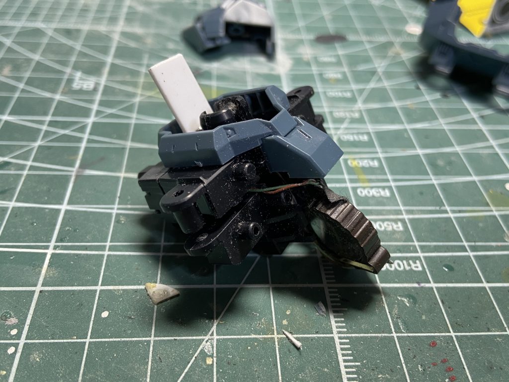 胸に組み込んだLEDユニット。電池交換時は中央のハッチパーツ外して取り出します。