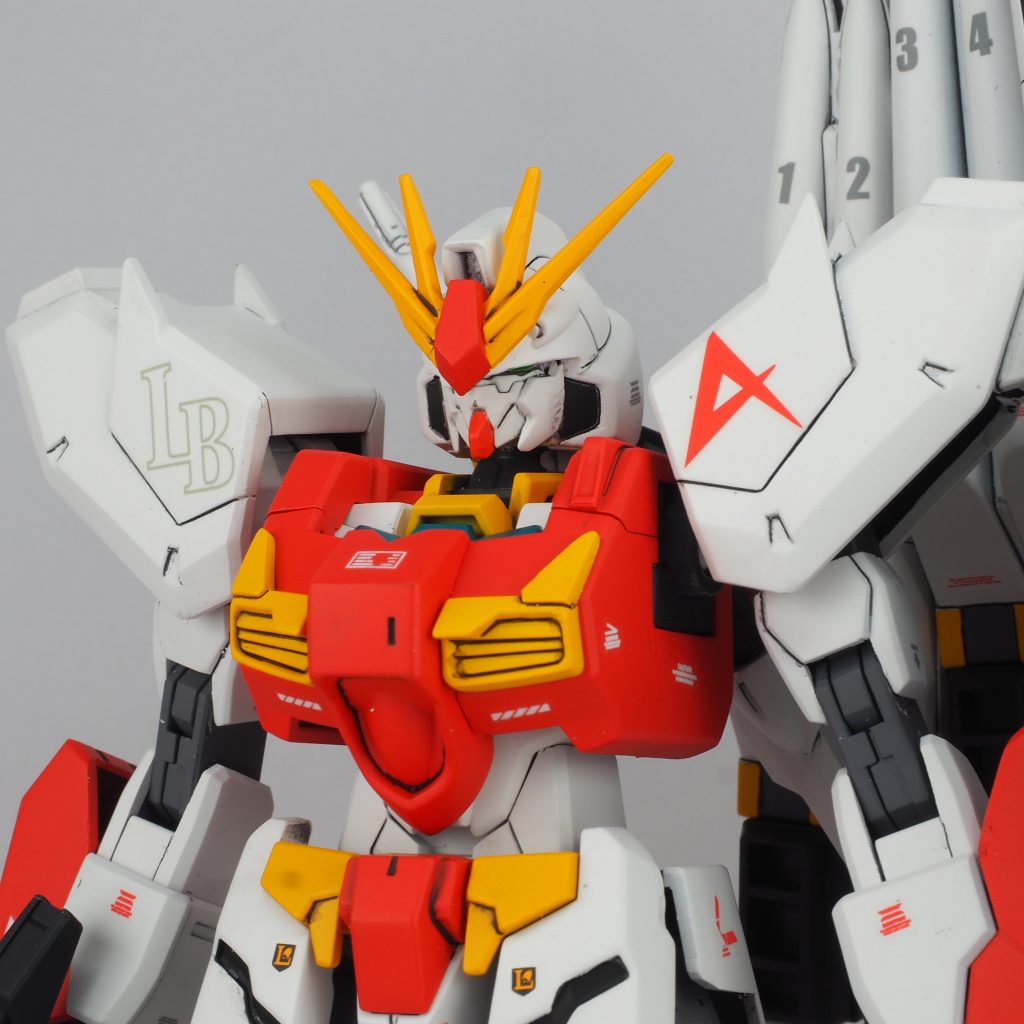 フェイスの位置が少し上になってツインアイが隠れ気味です。すこしワルっぽい？