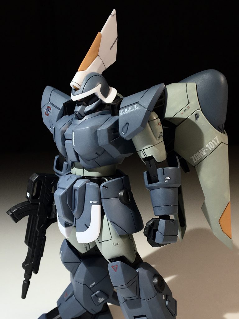 肩を後ろに引いてます