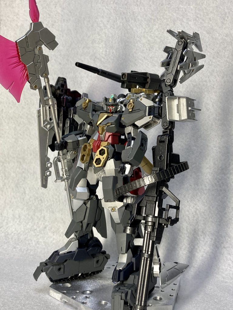 全身に大型武装を取り付けたことにより、機体重量は劣悪。脚部に取り付けたキャタピラで、戦場まで移動して武装を放棄しながら戦い続けるバトルスタイル。