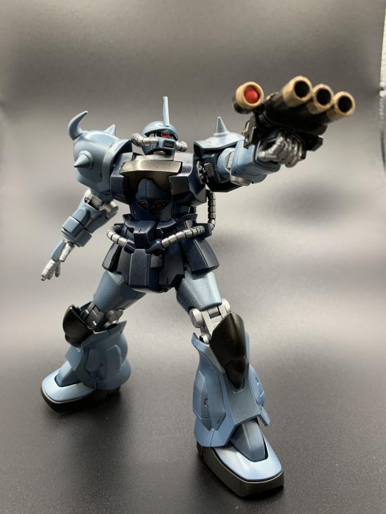 そしてもう一つ個人的な思い出としては「グフ」と言う機体が初代の頃から含めてずーっと1番ダサいMSだと思って敬遠していたんです。ザクよりも口の部分がタコみたいに飛び出てるし、肩がめっちゃいかり肩で首埋まっちゃってるし、左手はビンタしてめっちゃ手が腫れちゃったみたいにデカいし…小学生のセンスからしてダサさの塊だったんです。そんな僕が大学生の時に初めてカッコいいと思えたグフがノリスパッカードの乗るこのグフカスタムでした。