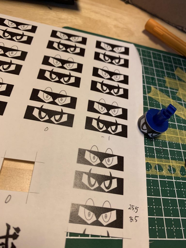 しゃばろくさんアイをスキャンしてiPadで調整。白い部分を切り抜き裏地に緑のラピーテープを貼ったため厚みがでてしまい、これが原因で赤目にならなくなりました。