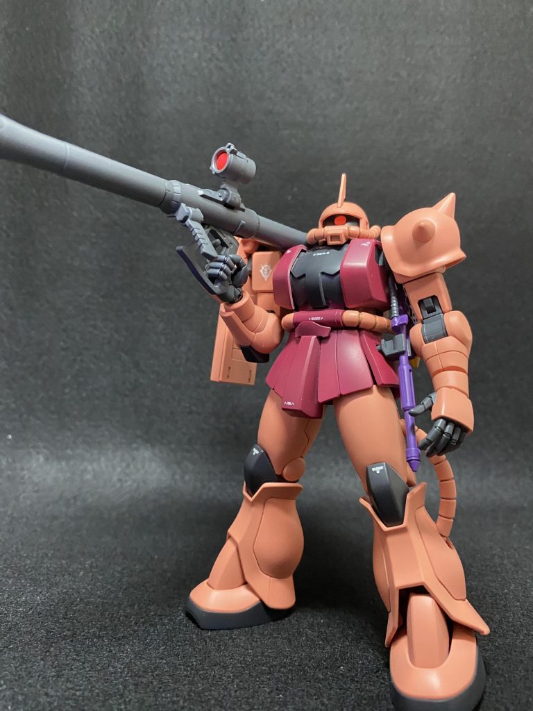 クレオスのシャアピンク、シャアレッドを使ったので、割とアニメに近い色になったかなと思います。モノアイとバズーカに蛍光ピンクで塗ったHアイズを使用。