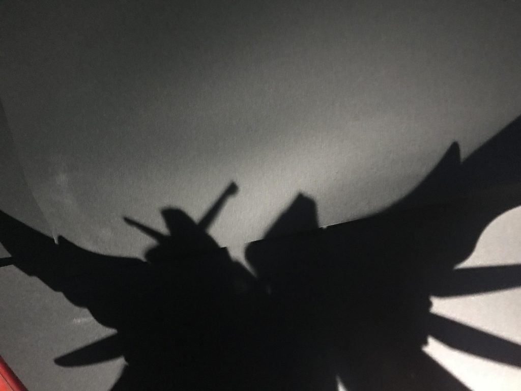 ？？？「縁城が落とされました」？？？2「私の…ZZロボが…」？？？「だがそのロボのおかげで、裏切り者ウーアオーを消せたんだお前の成果でもあるさ　ダブルオーくん！」ダブルオー「どうですか！？将軍！」？？？2「私もZZに加勢しましたよ　ただもう一つ、サバーニャ、百式の行方が不明です。　　おそらく爆発に巻き込まれたかと」ダブルオー「黙ってろディスティニー」　？？？3「ほう、お前たちよくやってくれたディジェの方は　　　どうだ？」　ダブルオー「あいつなら爆弾設置の場所からものすごく遠いので捨て身の攻撃だったのでしょう！」？？？3「第二の計画はどうだ？」