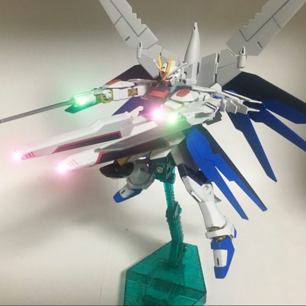 攻撃と自由の不死鳥「ガンダム・ストライクフリーダムフェニックス」