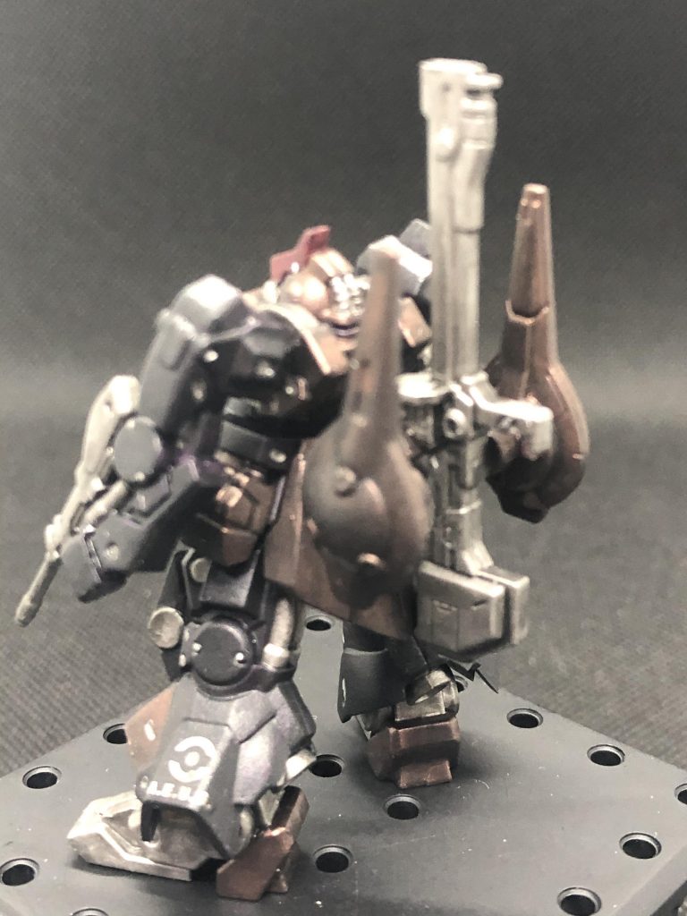 その代わり、クレイバズーカは背中に接着です。