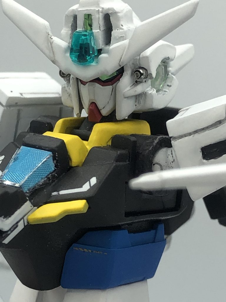 頭部はクアンタのものをプラ板で加工して、コアガンダムのアンテナを挿せるようにしました。また、側頭部を厚くして、バルカンを装着しています。ガンダムVSなどの対戦ゲームだとバルカンって地味に強いので、なんとしても着けたかった!脳内設定ではSEED系のイーゲルシュテルンです( ´ ▽ ` )