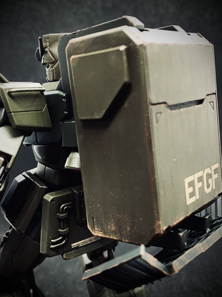 リアルタッチマーカーのブラウンで全体にフィルターをかけた後に油彩絵の具で雨垂れを表現してみました。ウェザリングマスターの赤さびで泥汚れを。(ジャングルなので湿った感じを出したかったのですが、完全に乾いた土ですよね…)あと、腰部リアアーマーにパイピングをちょこっと初挑戦。