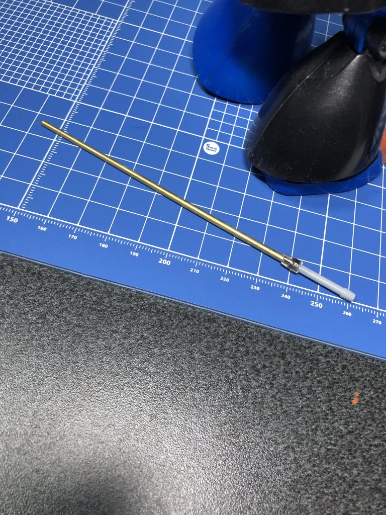 拡散ビーム砲、ヒートサーベルはガンダムマーカーです。まだゴールドが腐る前ですね。笑