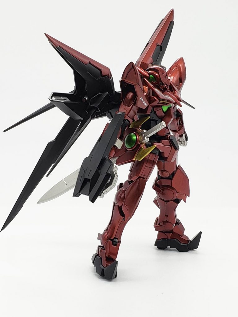 腰にジョイントパーツをはめることでGNブレイドを着脱可能です。ライフルで先行しますので戦闘開始時は腰にジョイントしています。