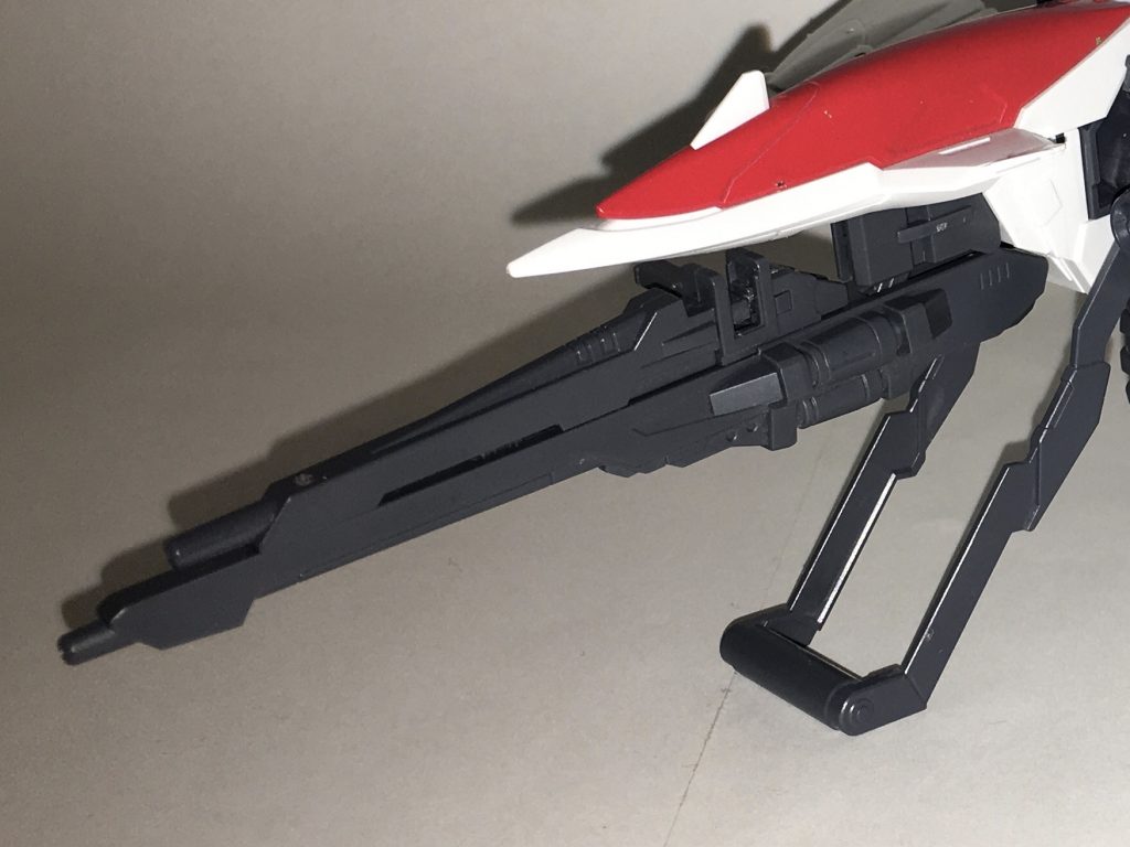 バスターランチャー(下段の銃)兼ビームガン(上段の銃)。バスターランチャーはカートリッジ式の銃であり、ジェネレーターの出力に影響なく使用できるのが特長。その最大出力は対ビーム処理のされていない戦艦を一撃で沈めるほど。ビームガンはバスターランチャーと比較して威力と射程距離で劣るものの、連射ができ、弾数も多い。