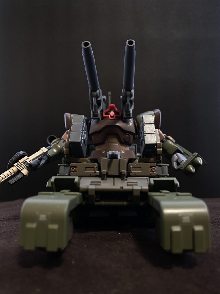 パイロットは、エミリ・ラングハイム中尉(36) 彼女はオデッサにおいて、小規模ではあるが部隊を指揮していた。この機体の上半身はその時に搭乗していた機体、指揮官機の為、通信性能及び装甲が強化されていた。 オデッサ撤退時において、撤退する友軍を守る為、殿部隊を編成、指揮するも、自身の搭乗するドムの下半身が大破してしまう。しかし、大破、擱座した場所が友軍撤退路のすぐ側だった為、その場に