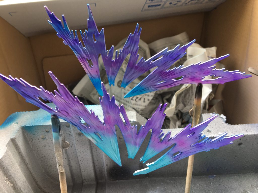 スターブライトシルバーの上からクリアパープル、ピンク、ブルーを薄く吹きました。自分でもかなり上手くできたと思います！