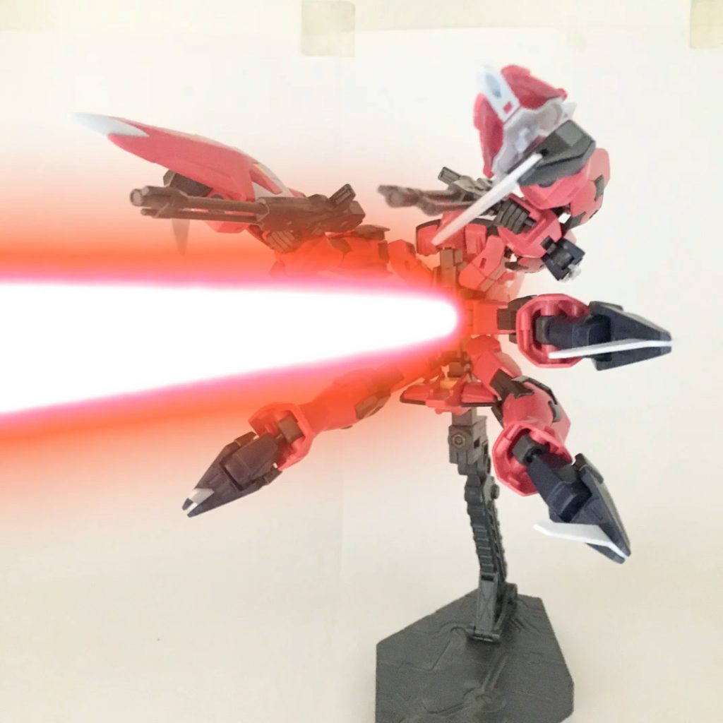 580mm 複列位相エネルギー砲「スキュラ」。MA形態でのみ使用可能な大口径エネルギービーム砲。戦艦を一撃で沈めるほどの威力を持つ。