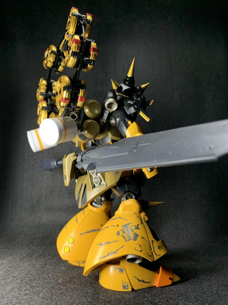塗装&デカール貼りして、こんな感じです。今回使用したカラーは、ガイアさんのエヴァ オレンジイエローや同じくエヴァ オレンジ、クレオスさんのカラーモジュレーションセット ダークイエローDYシャドーなどです。黒系の箇所は、ガイアさんのアルティメットブラックやクレオスさんのつや消しブラック、ジャーマングレーなどで違いをつけました。エヴァ オレンジイエローって良い色ですね! 気に入りました♪