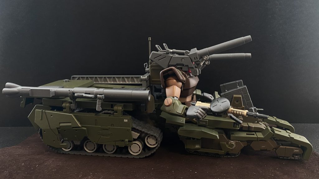 本機は、ドムをベースとした前部のMS部、輸送用キャリアであった後部のユニットが連結した状態が基本状態である。それぞれジェネレーターを搭載しており、個別に運用することも可能。その為、連結状態では二機分のジェネレーターを有することとなり、後部ユニット(荷台部分)に、MSを乗せてなお最高速度120㎞/h(YMT-05 ヒルドルブより速い!)という出力を得る。