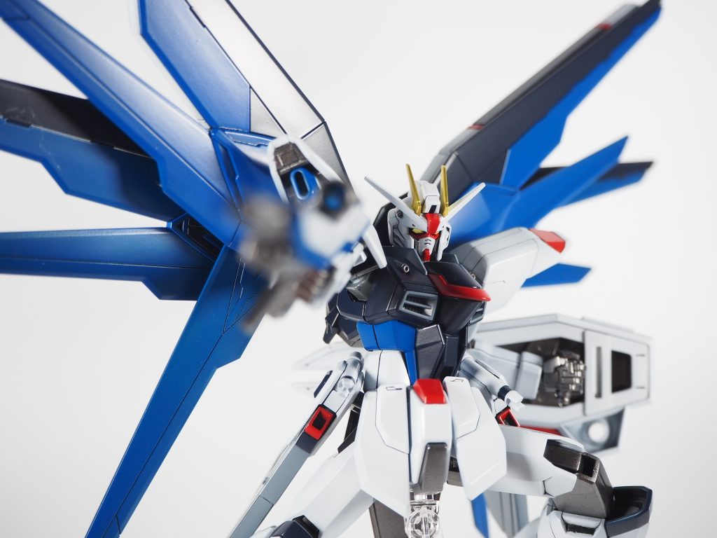 ライフルポーズフリーダムは珍しく腕にシールドを固定するパーツが無く、絶妙な保持力のグリップのみが付属しますそれにより、シールドを変わった持たせ方に出来たりしますが、その分気を使う事になります