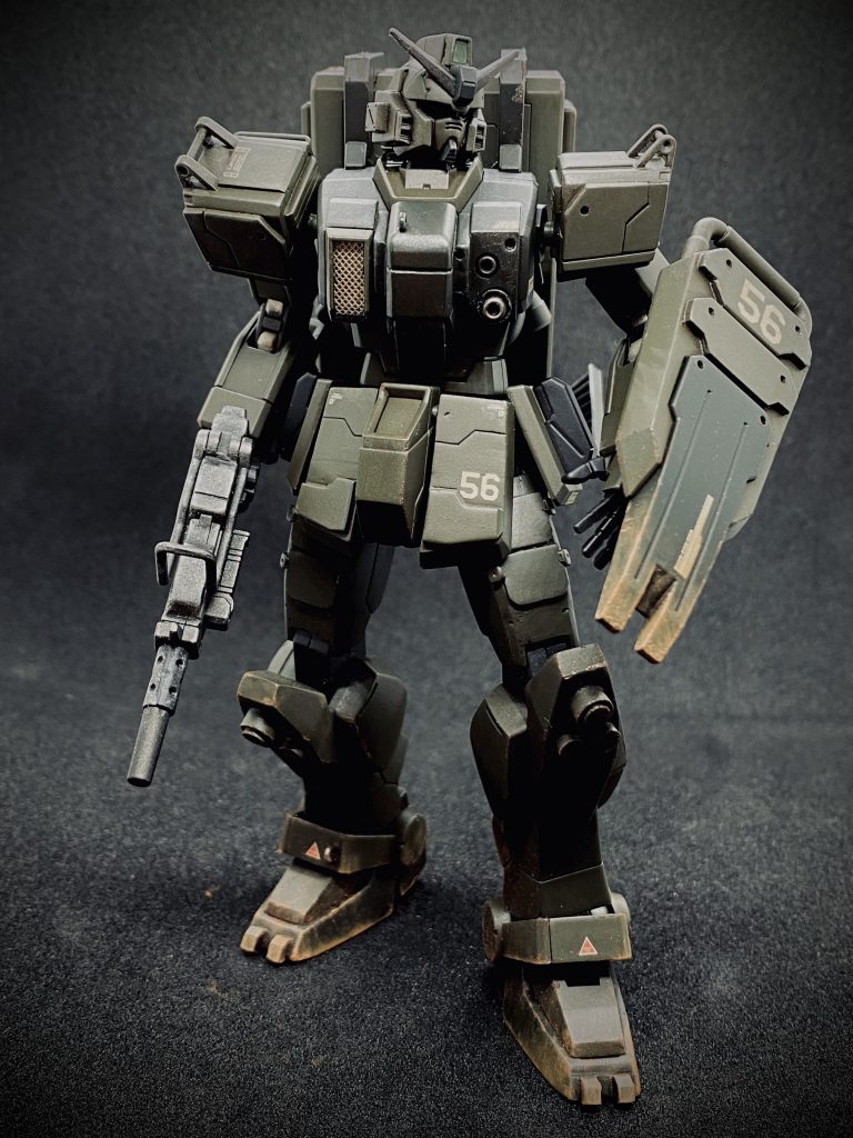 ゲート処理、合わせ目消しなどの基本工作の他、ヘッドパーツのトサカセンサーはグリーンのクリアパーツのランナー部分を成形(後頭部は省略…)肩アーマーのフックを真鍮線に換装、土台(?)部分は地味に肉抜きw。プラ板による追加装甲胸部ダクトはメッシュに。大腿部前面、シールドにペタペタ追加装甲。つま先には蹴られたら痛そうな打突用のツノ。