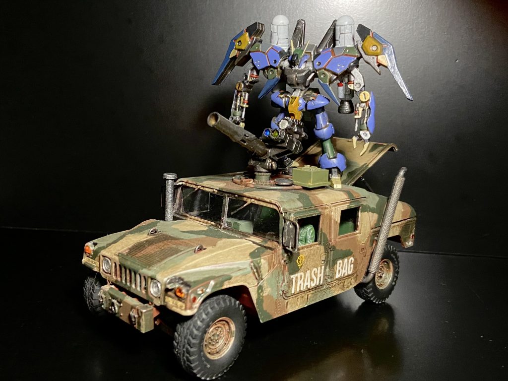 「レンポウ　ノ　クソッタレ　メ！　テメーラ　破壊　シマス！」「はっはっはぁ！調子いいじゃねぇか、このブリキ人形！」「イクゼ！オヤッサン！」一週間後、くずかご部隊と共にかける口の悪いMSの姿があった。