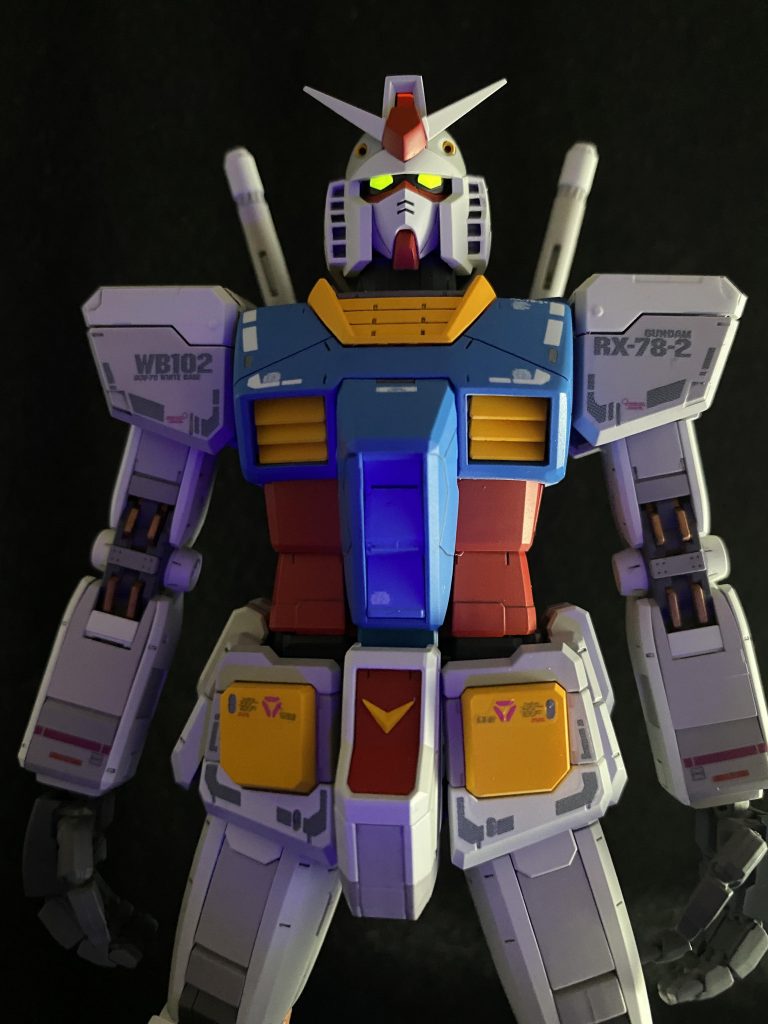 目、センサーは蛍光塗料なんでブラックライトで光ります。びこぉーん。