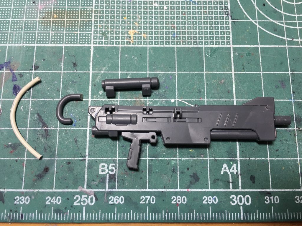 ビーム・ライフル(短)は後部のケーブルをイヤホンコードに置き換えましたが、緩やかに曲がらないのですぐに被覆が裂けました。