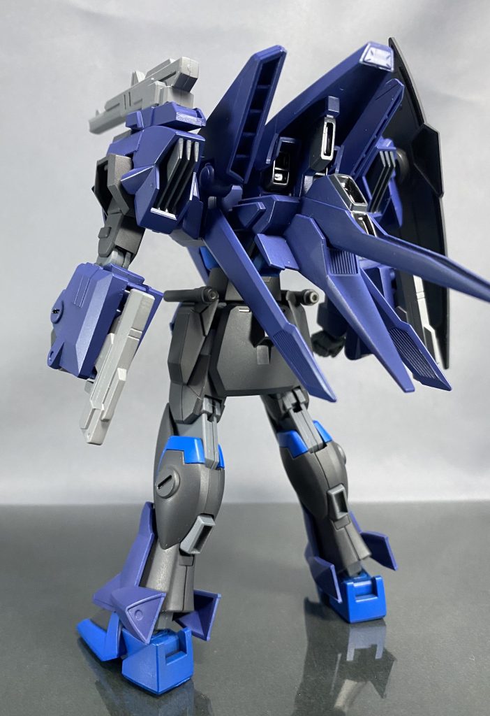 かなり上半身がマッシヴになっていますが、ブルデュエルの設定画や劇中の活躍シーンなどでハッタリ効いた感じだったのでアーマーの外側に肩関節を仕込む方法を採用。これによって「コイツ強えぞ？」って印象を持てるようにしました。