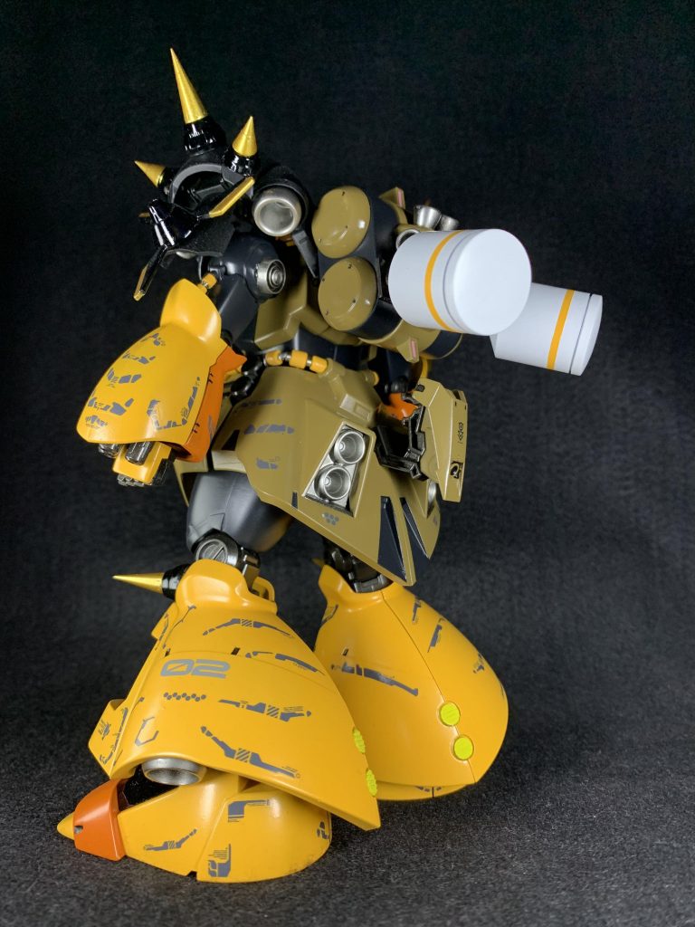 雷鼓ビットを外したシンプルな感じも好き。上記以外に手を加えたところは...腰と二の腕部分の動力パイプはカットして、MSGのモビルパイプに変更。バスターソードをマウント出来るようにヘルムヴィーゲからそのまま移植。ふくらはぎ部分にMSGの丸モールドを。モノアイは磁石を使用しているので動かす事が出来ます。実はやってみたかった、プロペラントタンクを2基新設。 敢えて太くて短めのタイプをチョイス。 カラーはシナンジュみたいにそこだけホワイトで塗装して映えるように。以上になります。最後までご覧下さり、ありがとうございました。