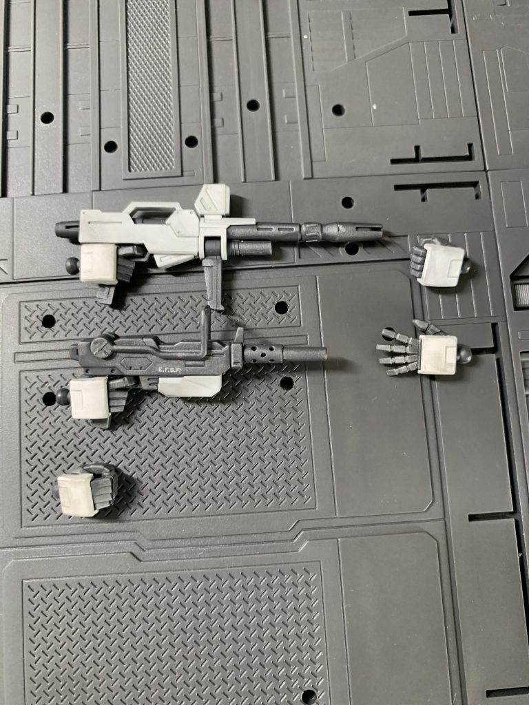 ハンドパーツは計5つ用意しました。銃持ち手と平手は手の甲だけ変更し、右武器持ち手と左握り手は、ジム改のものを流用しました。キットそのままでは使えませんので、ボールジョイント部分を切り離し、陸ガン元々のハンドパーツのボールジョイントを接着の上、真鍮線を通して強度を確保しています。最後までご覧いただきありがとうございました。