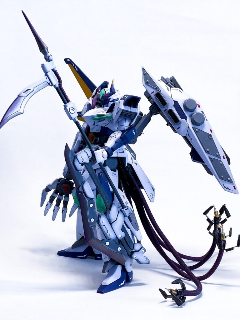 武装について。ランスの代わりにフォビドゥンの大鎌を改造した用途のよく分からない長物。悪役メカには実用性度外視のヘンテコ凶器が欠かせません。シールドはプラ板と各種ディテールアップパーツでゴテゴテさせ、メタルビーズやラピーテープでデコレーション。