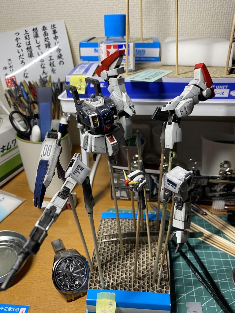 貼ってから気づきましたが、デカールのEFSFマーク…地上戦仕様なのにありえない失態…慌ててデカール部分にダメージ表現を追加しました。笑