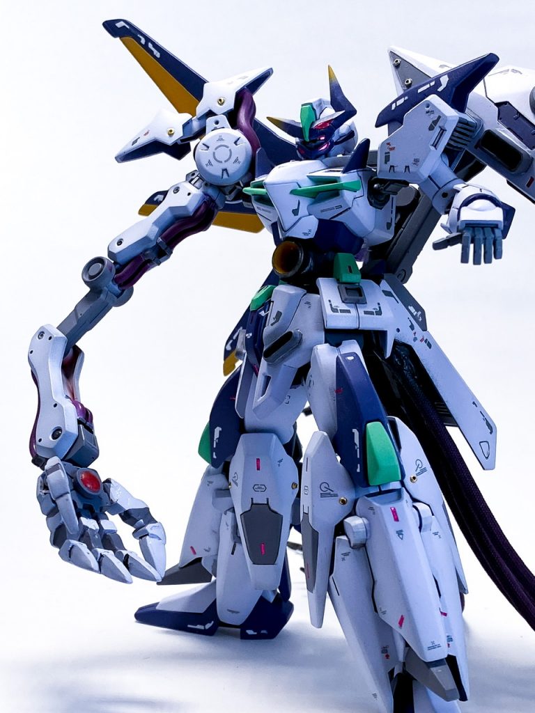 掌に丸モールド＋Hアイズ。ビーム的な物が出たり輻射波動が出たりエネルギーを吸収したり色々出来そうです。左肩口にはシイタケを仕込めと言わんばかりのスペースがあり、初めて栽培に挑戦したのですがガタガタです。