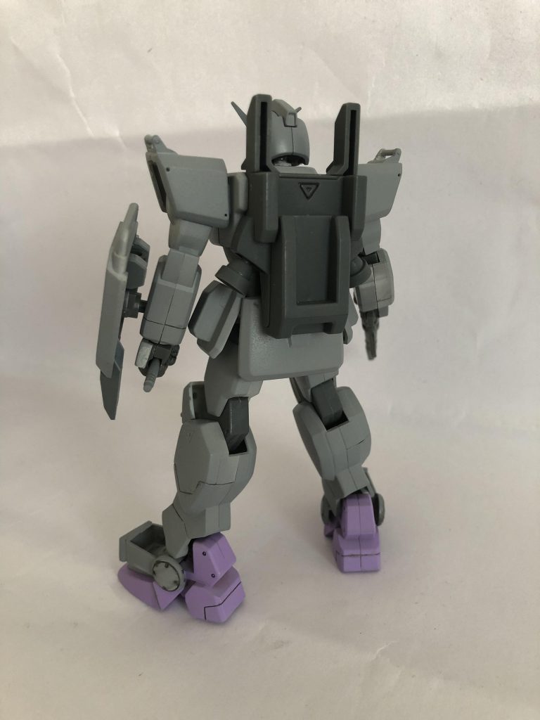 リアビュー。旧キットはアンクルガードが一体化しているため切断した後、接着しました。重心が下がり、陸戦型っぽい印象になりました。また旧キットはビームサーベルもビーム刃が一体化しているため、切断しました。