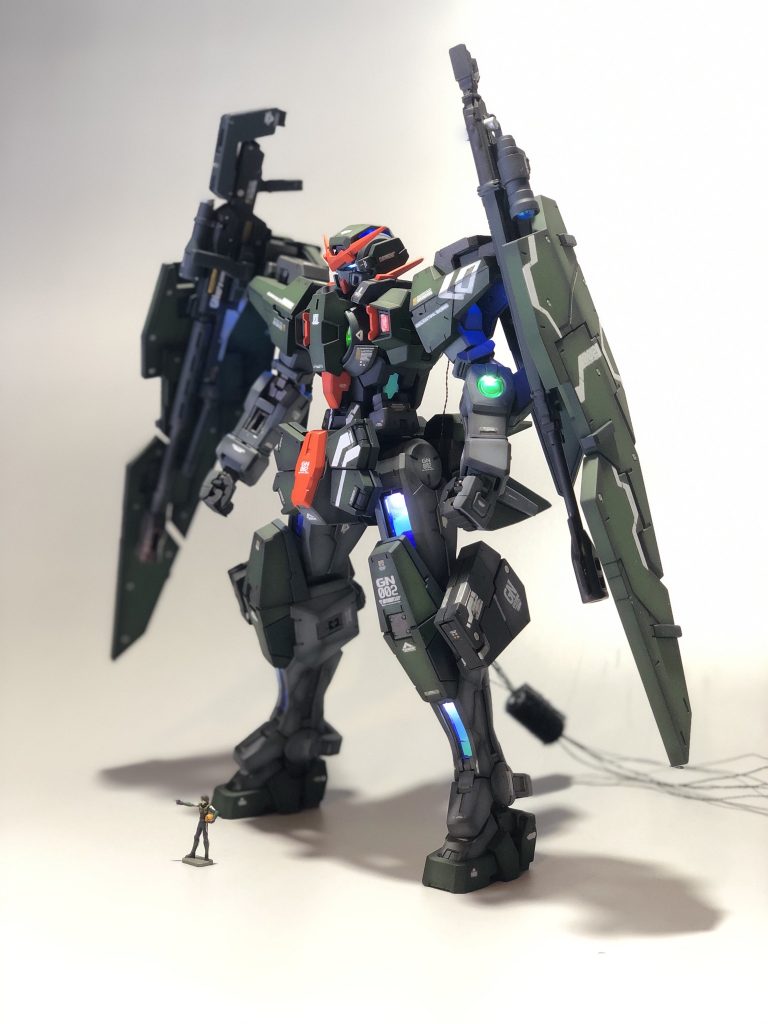 左肩のライフルはHG THE ORIGIN シャア専用ザクIIのものです。