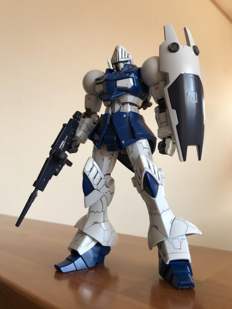 ギャンスロットはずっとガンダムっぽいと思っていたので、いっそガンダム顔にしてやろうと考え顔を改造しました。顔がロビンマスクみたいです。因みにこの撮影直後、軸が折れて胴体が真っ二つに