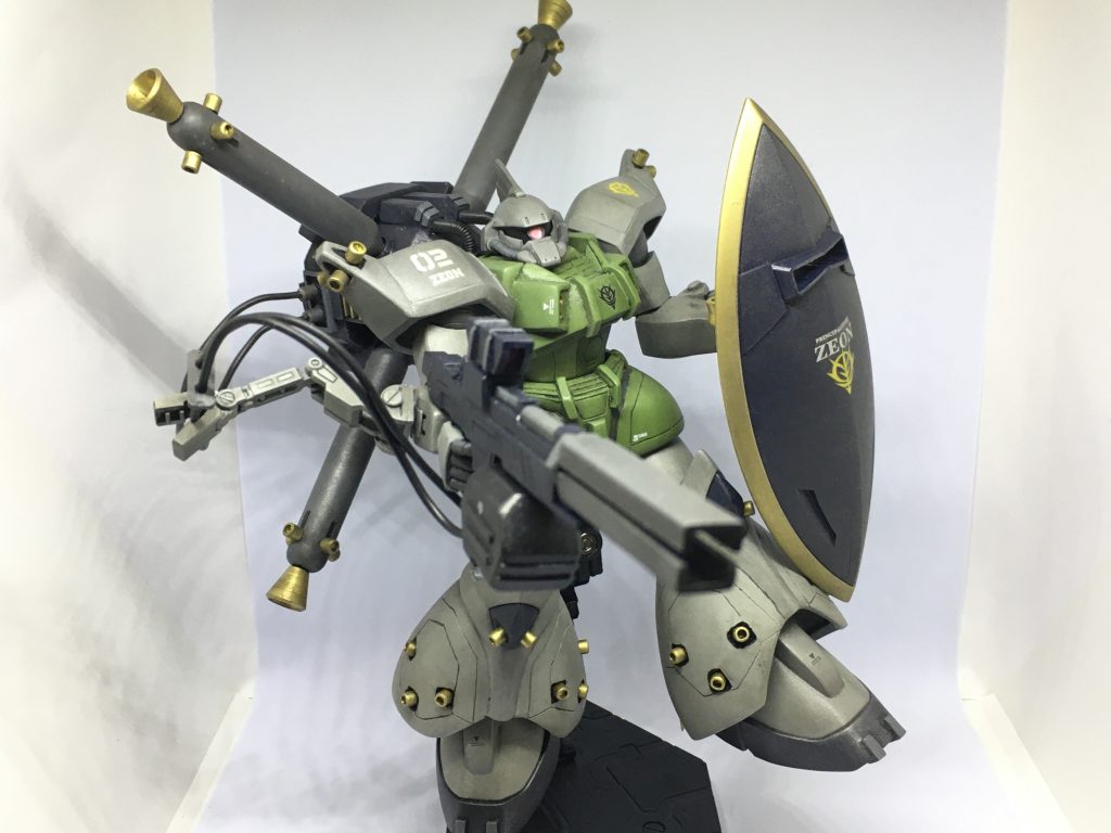 そもそものキットが古いので可動域が狭いですが、射撃ポーズをさせてみました。サブアームでエネルギーコードを束ねているところがこだわりです^ ^