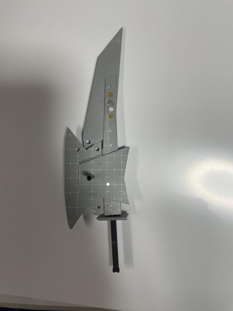 組み立てこの時は磁石で変形させようとしてました。この時の方が剣モードはバランスいいですね。