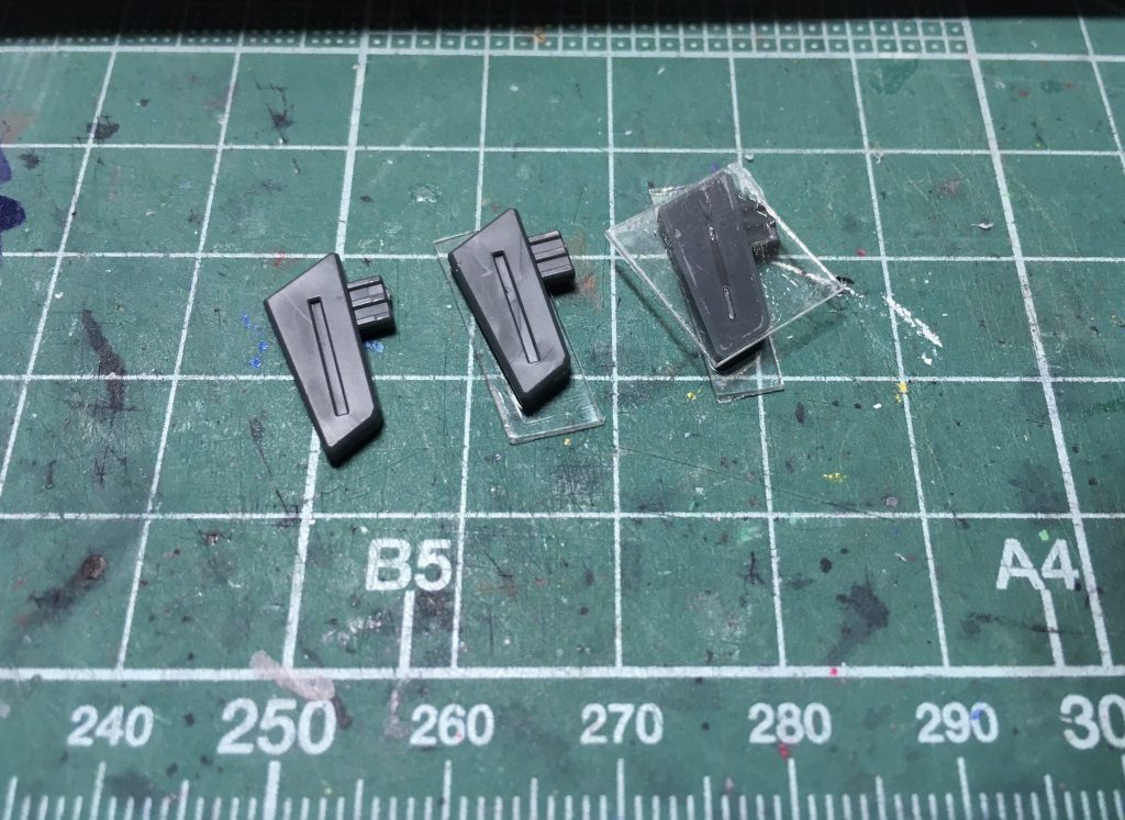 初日は仮組み、2日目はEパックの幅増しと接着での合わせ目消しを行いました。ボリュームアップしたEパック同士が干渉しないちょうどいい厚みだったので、0.4mmのプラ板を使いました。買ってあった透明プラ板を使ったので、凹モールドの彫り直しのあたりがつけやすくて幸いでした。